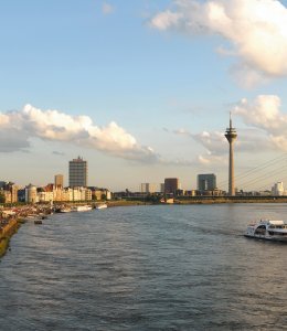 Skyline von Düsseldorf am Abend © Düsseldorf Marketing  & Tourismus GmbH – Fotograf U. Otte