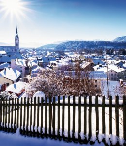 Blick auf das verschneite Bad Tölz © fottoo-fotolia.com