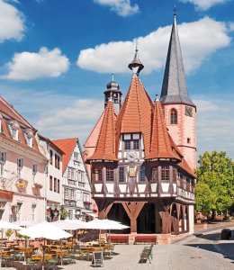 Michelstadt mit historischem Rathaus und Marktplatz 

 © mojolo - stock.adobe.com