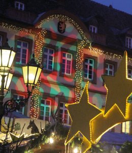Weihnachtlich beleuchtetes Rathaus in Neustadt © Paola Tonello