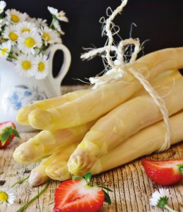Frischer Spargel &copy; pixabay.com/RitaE