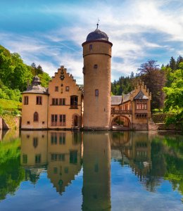 Schloss Mespelbrunn © Ilhan Balta - stock.adobe.com