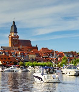 Waren: Hafen mit St. Marienkirche © DZT/Francesco Carovillano